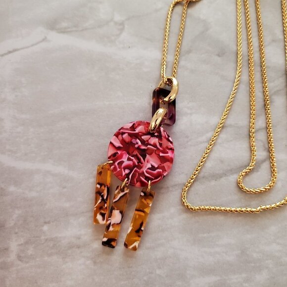 ✨ NEW Ann Taylor Pink Resin Acrylic Fringe Pendant Necklace ✨ - Picture 7 of 8
